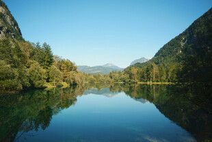 宁静山水间的悠然湖景