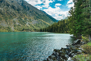 山间碧绿湖水风景如画