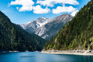 高山湖泊壮丽自然景观