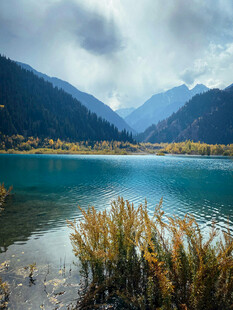 湖畔秋景