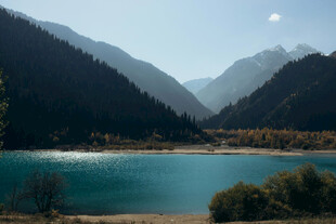 高山湖畔美景