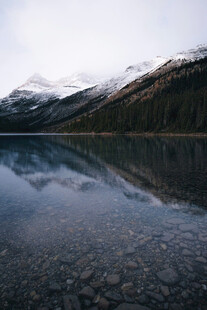 宁静山水倒影美景