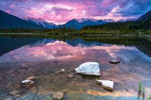 湖畔梦幻霞光倒影美景