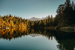 秋日山林湖畔美丽景致