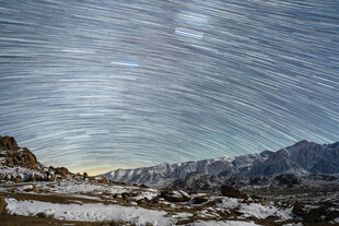 雪山星空下的壮丽自然景观