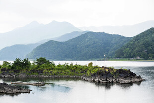 宁静山水间的自然美景