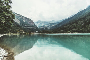 山间碧湖美景如画