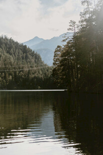宁静山林间的静谧湖水
