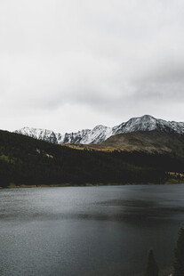 宁静湖景与远处雪山