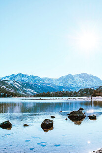 宁静湖景与远处雪山