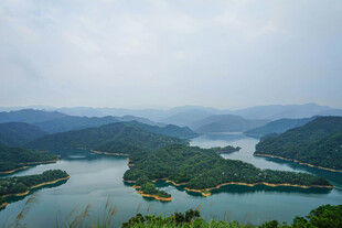 湖光山色间的秀丽自然景观