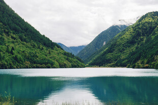 青山环抱的静谧碧绿湖泊