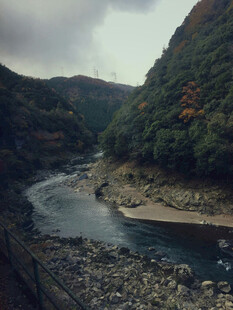 山间蜿蜒河流秋日景致