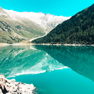 高山湖泊美景