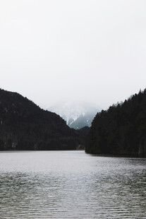 宁静山水间的开阔湖面