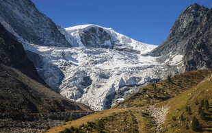 壮丽雪山山谷景观
