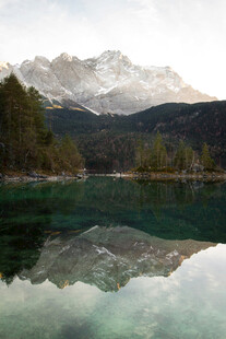 湖光山色中的静谧山水景