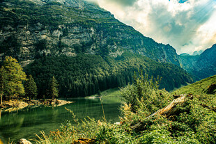 山间清幽湖景