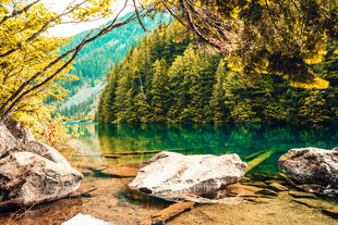 山间幽美湖景