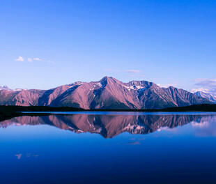 宁静湖山倒影美景