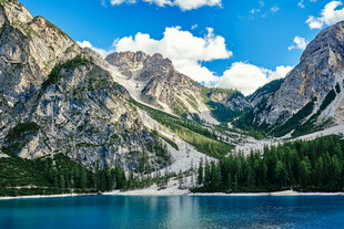 高山湖泊壮丽自然景观
