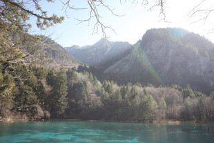 青山绿水间的幽美湖景