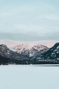 冰封湖面与远处雪山美景