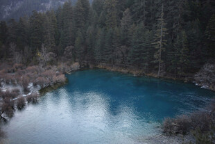 山间蓝湖美景
