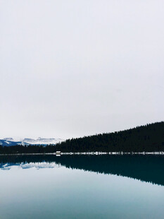 平静湖面与远山的美丽景致
