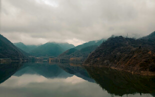 山水倒映的静谧湖景