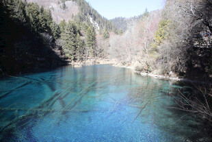山间蓝绿色清澈湖水美景