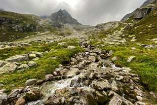 山间溪流与嶙峋岩石景观
