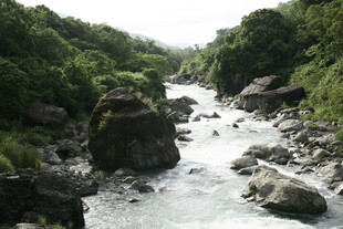 山间湍急溪流与嶙峋怪石