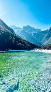 清澈湖畔的壮丽山景