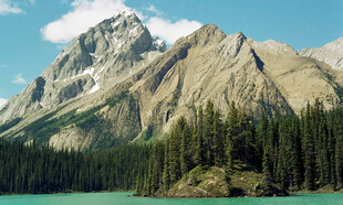 壮丽山景与湖边森林风光