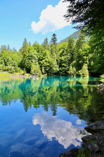 山间碧湖倒影如画美景