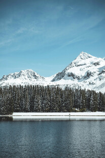 雪山湖畔风景