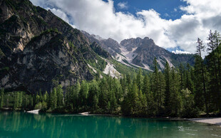 高山碧湖美景