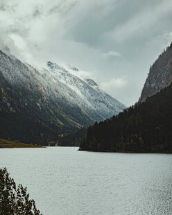 高山湖泊壮丽自然景观
