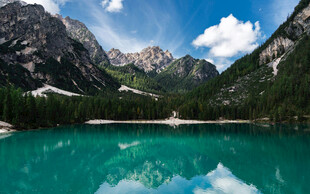 梦幻般的高山湖泊美景