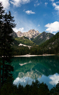 高山湖泊美景如画