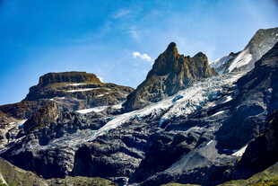 壮丽雪山山峰景观
