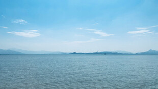 宁静蓝湖与远处山峦