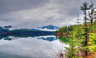 宁静湖畔山林美景
