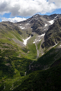 高山绿野间的壮丽景致