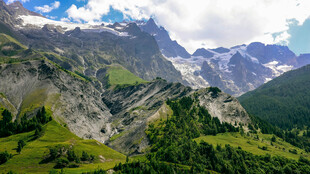高山绿野壮丽自然景观