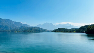 宁静湖景与远山