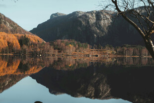秋日山水湖景倒影如画