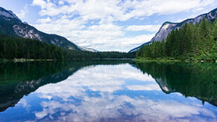 宁静山水间的绝美湖景
