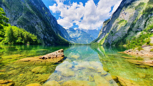 山间清澈湖泊美景
